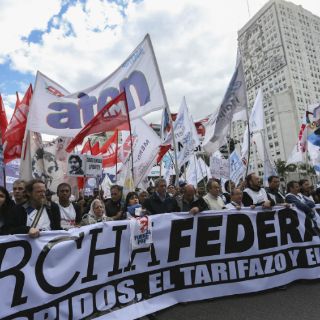 Miles de argentinos marchan contra gobierno de Macri