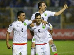 La escuadra mexicana celebra su triunfo tras un primer tiempo flojo. AFP / M. Recinos