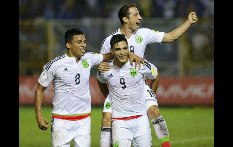 La escuadra mexicana celebra su triunfo tras un primer tiempo flojo. AFP / M. Recinos