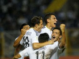 Festejo. Miembros del Tri celebran el tercer gol anotado por Raúl Jiménez (derecha). MEXSPORT /