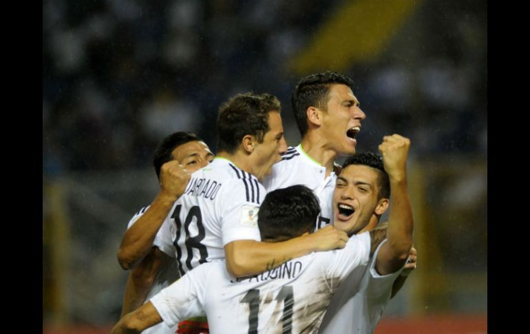 Festejo. Miembros del Tri celebran el tercer gol anotado por Raúl Jiménez (derecha). MEXSPORT /