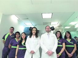 Inauguración. Los especialistas  Paulina Verónica Rodríguez y Juan Pablo Carrillo (al centro, de bata blanca). EL INFORMADOR / F. Atilano