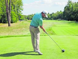 Ryan Moore realiza su tiro de salida en el hoyo seis, durante la primera ronda del Deutsche Bank Championship. AP / M. Dwyer