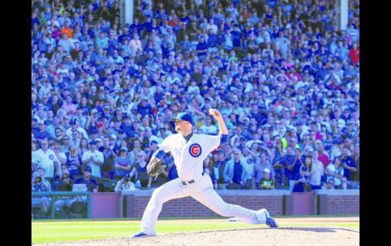 Wrigley Field. Jon Lester realiza un lanzamiento durante la novena entrada en el juego de ayer. EFE / R. Maury