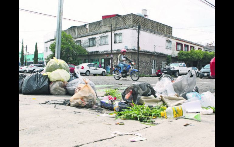 Mexicaltzingo y Venezuela. Los vecinos dejan las bolsas con basura y los pepenadores las rompen para buscar algo de valor. EL INFORMADOR / A. Camacho