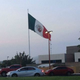 Izan al revés la bandera nacional en Colima