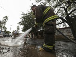 Personal limpia las calles y viviendas más afectadas. EL INFORMADOR / ARCHIVO
