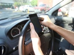 De acuerdo al estudio, los usuarios revisan su teléfono constantemente por el ‘miedo a perderse de algo’. EL INFORMADOR / ARCHIVO