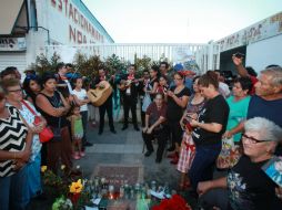 Los admiradores del artista se congregaron desde temprana hora ante la que fuera la casa de 'Juanga' y el 'Noa Noa'. EFE / M. Guzmán