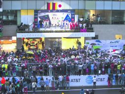 Timo Bernhard, Mark Webber y Brendon Hartley en lo más alto del podio de la etapa mexicana del World Endurance Championship. MEXSPORT /