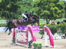 Ganador. El jinete del Club Hípico Santiago, Andrés Torres, montando a 'Chabacón' durante su recorrido de ayer en el Club Hípica. EL INFORMADOR / R. Tamayo