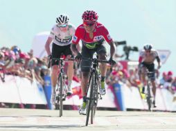 El colombiano Nairo Quintana (al frente), seguido del británico del equipo Sky, Chris Froome, a su llegada a la meta. EFE /