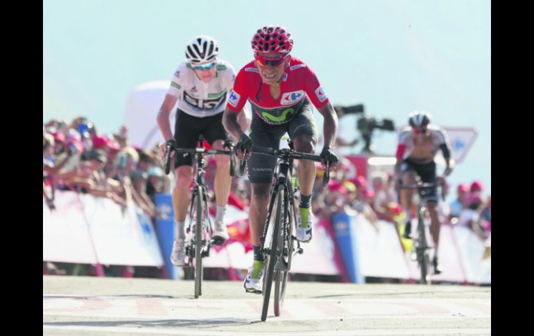 El colombiano Nairo Quintana (al frente), seguido del británico del equipo Sky, Chris Froome, a su llegada a la meta. EFE /