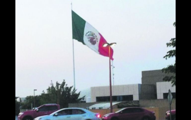 Primero fue en Aguascalientes, y este jueves le tocó a Colima, donde el símbolo patrio fue elevado de manera equivocada. ESPECIAL /