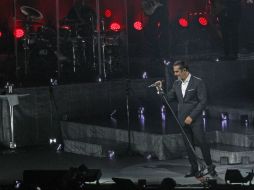 Vestido de traje sastre negro y pañuelo blanco al ras de la solapa, Alejandro deleitó a sus seguidores. EL INFORMADOR / M. Vargas