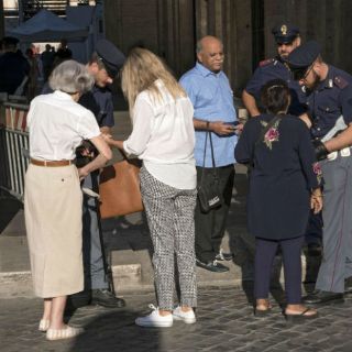 Acampan fuera del Vaticano por canonización de Madre Teresa