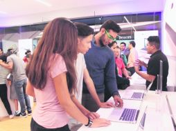 Decenas de personas acudieron a la apertura de la nueva tienda de la marca Apple para aprovechar los descuentos. ESPECIAL /