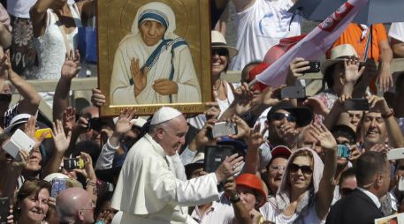 Este domingo, el Papa encabezó el rito de canonización de Madre Teresa y recibió una reliquia de la nueva santa. AP / A. Tarantino