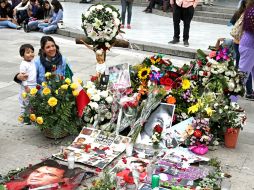A las afueras del Palacio de Bellas Artes, fanáticos colocaron flores, veladoras e imágenes de Juan Gabriel. NTX / J. González