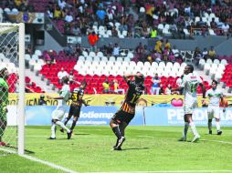 El mediocampista de los Leones Negros, Luis Télles, se lamenta en una jugada de la derrota de ayer en el Estadio Jalisco. EL INFORMADOR /