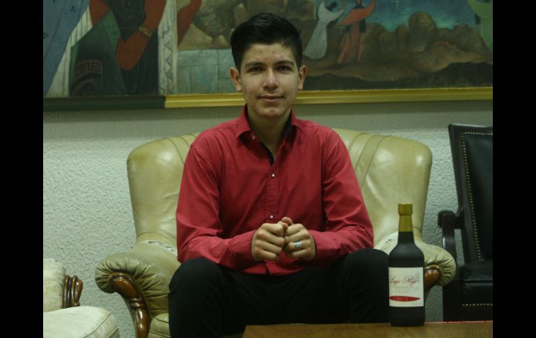 El microempresario Andrés González con su producto artesanal de frambuesa. EL INFORMADOR / E. Barrera