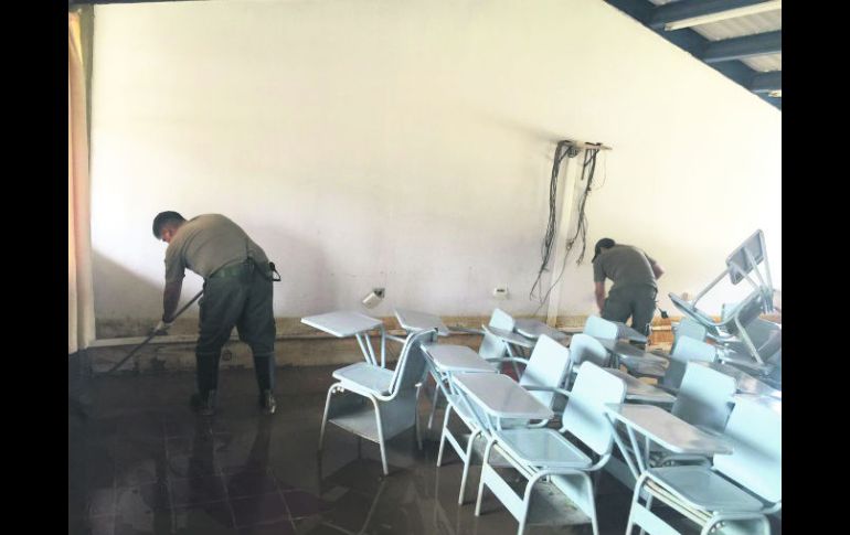 Elementos de Protección Civil hacen labores de limpieza y saneamiento en una escuela del municipio Gómez Farías, en la Región Sur. ESPECIAL /