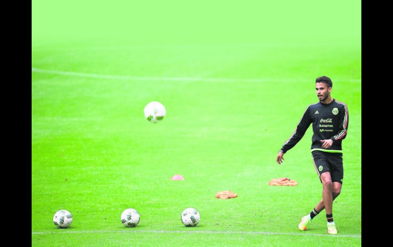 Diego Reyes durante el reconocimiento de la cancha que hicieron ayer elementos del Tri en el Estadio Azteca. MEXSPORT /