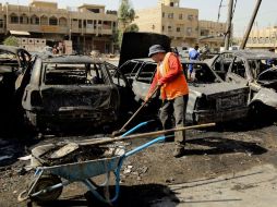 La explosión provocó el incendio de decenas de coches y tiendas, así como destrozos en edificios aledaños. AP / ARCHIVO