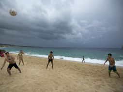 En las playas de Cabo San Lucas se espera un alto oleaje, por lo que emitieron alertas de seguridad. AP / E. Verdugo