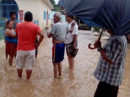 Autoridades comenzaron desalojaron las áreas más peligrosas, además de que suspendieron clases. EFE /