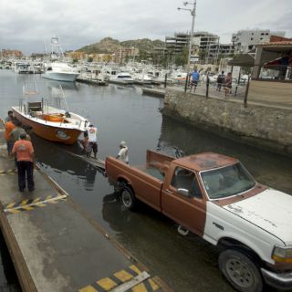 Aerolíneas cancelan vuelos a La Paz por huracán 'Newton'