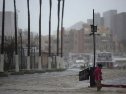 El huracán se desplaza al noroeste a 28 kilómetros por hora, con vientos sostenidos de 130 kilómetros por hora. AP / E. Verdugo