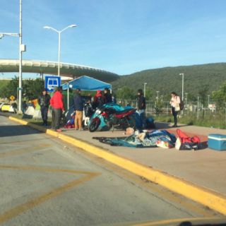 Aficionados acampan por playera conmemorativa de Chivas