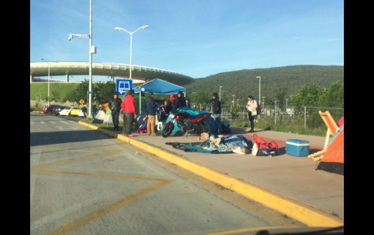 Los fanáticos pacientemente esperan hasta al jueves, pese a las inclemencias del tiempo. TWITTER / @EduardoMDI