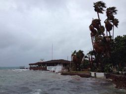 El fuerte oleaje provocado por el paso del huracán provocó el naufragio de un barco camaronero en el límite del océano Pacífico. EFE / E. Moreno