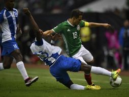 Andrés Guardado disputa el balón con Johnny Palacios. AFP / Y. Cortez
