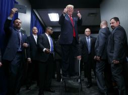 Donald Trump con su equipo de seguridad durante un acto de campaña en Greenville, Carolina del Norte. AP / E. Vucci