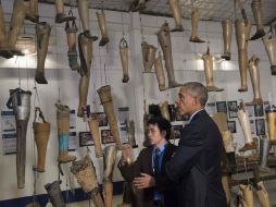 El presidente durante su visita a una cooperativa financiada por EU que ofrece prótesis y apoyo a personas discapacitadas. AFP / S. Loeb