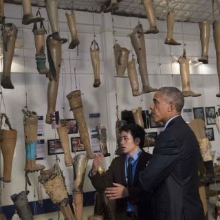 Obama visita a víctimas de bombardeos en Laos