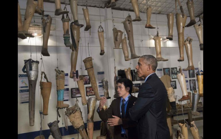 El presidente durante su visita a una cooperativa financiada por EU que ofrece prótesis y apoyo a personas discapacitadas. AFP / S. Loeb