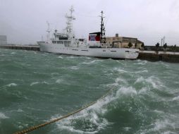 Un buque atracado en un muelle es golpeado por las olas generadas por 'Malou' en el puerto Itoman, en la isla de Okinawa. EFE / H. Maeshiro