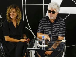 Pedro Almodóvar acompañado Emma Suárez durante la rueda de prensa que ofrecieron con motivo de la candidatura de 'Julieta'. EFE / P. Gandul
