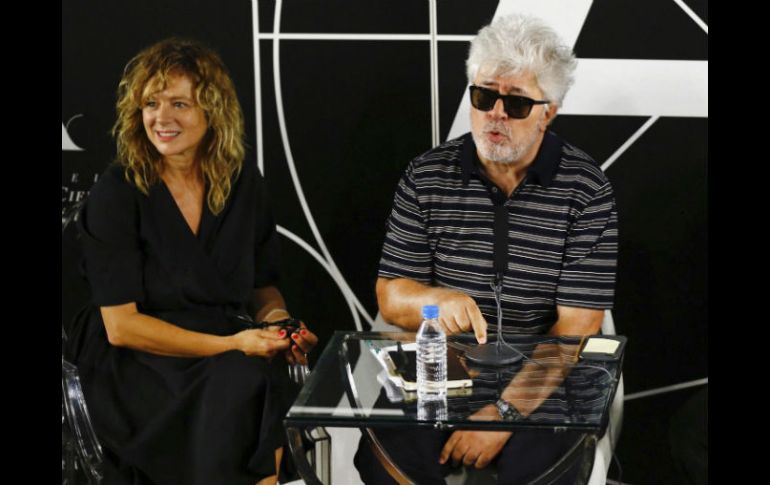 Pedro Almodóvar acompañado Emma Suárez durante la rueda de prensa que ofrecieron con motivo de la candidatura de 'Julieta'. EFE / P. Gandul