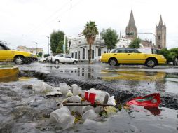 Se estima que la basura en las calles causa al menos el 50% de las inundaciones y encharcamientos. EL INFORMADOR / ARCHIVO