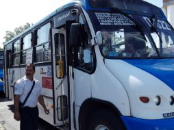 Choferes abordan una unidad de la ruta 622 con rumbo al Parque Revolución para luego iniciar una marcha en protesta. EL INFORMADOR / R. Tamayo