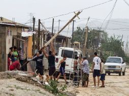 En reunión con el Consejo de Protección Civil en BCS, se acordó con autoridades acciones para restablecer el servicio de luz. AFP / F. Castillo