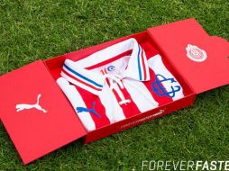 La dirigencia rojiblanca anunciará en los próximos días cuándo se venderán las 299 playeras en USA. TWITTER / @Chivas