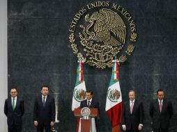 Cambios en Hacienda y Sedesol. En la foto: Videgaray, Osorio Chong, Peña Nieto, Meade y Luis Enrique Miranda.  /