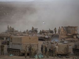 Varios tanques israelíes durante un entrenamiento en el centro de los Altos del Golán. EFE / A. Safadi