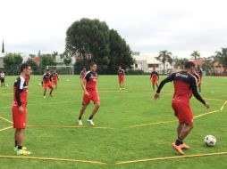 Rafael Márquez, Cándido Ramírez y Martín Barragán entrenan este jueves al parejo del cuadro en instalaciones de Colomos. TWITTER / @atlasfc